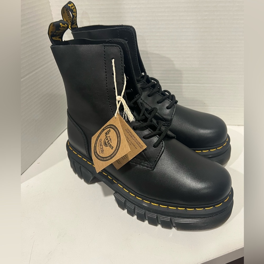 Dr. Martens Audrick 8-Eye Boot in black Nappa Lux leather Size W9